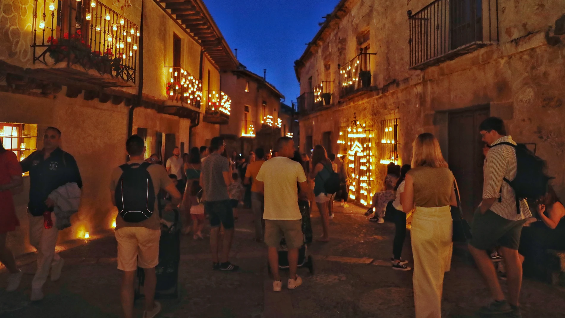 Pedraza vuelve a llenarse de velas y de música
