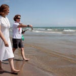 La alcaldesa de València, María José Catalá, se acerca a la orilla de la playa de la Malvarrosa durante la presentación de la temporada de playas 2023