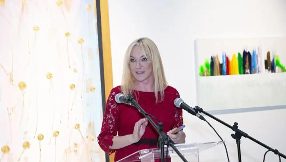 Topacio Fresh, curadora de la muestra, presentando las obras de Marcelo De Stefano