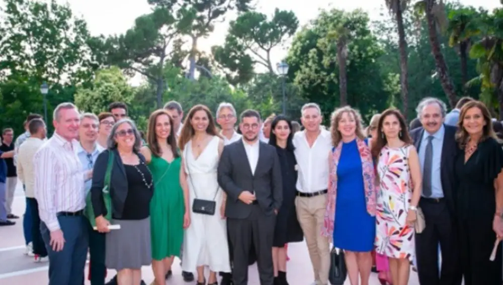 De izquierda a derecha: Frank Smyth (embajador de Irlanda), Manuel Rodenas, Sophia McIntyre (atrás, embajadora de Australia), Antonio Najarro (atrás), Wendy Drukier (embajadora de Canadá), Roberta Azzopardi (esposa del embajador de Malta), Paul Wojciechowski (atrás, esposo de la embajadora de Australia), Nasrin Zhiyan, Geert Cockx (atrás, embajador de Bélgica), Javier Velasco (embajador de Chile con su señora, Manola Pérez), Marcelo De Stefano, Lyra Puisyte Bostroem (embajadora de Lituania), María Antonia Martín (Toñi), esposa del embajador del Reino Unido, Ricardo Alfonsín, embajador de Argentina y su esposa Cecilia Plorutti