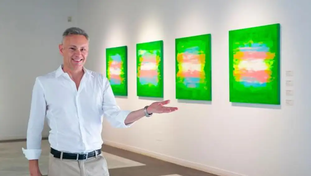 Marcelo De Stefano mostrando las obras tituladas “Naturaleza Diversa I, II, III y IV