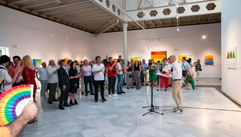 Marcelo De Stefano presentando la muestra y describiendo las pinturas expuestas