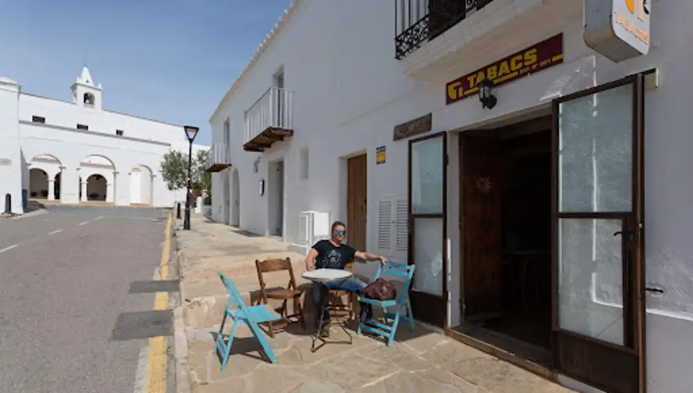 Nacho Cano en Can Xico de Sa Torre, uno de sus bares favoritos de Ibiza que recientemente se ha hecho con un Solete de Guía Repsol