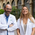 Carlos Fernández de Larrea, coordinador del estudio, y Aina Oliver-Caldés, primera firmante del artículo 