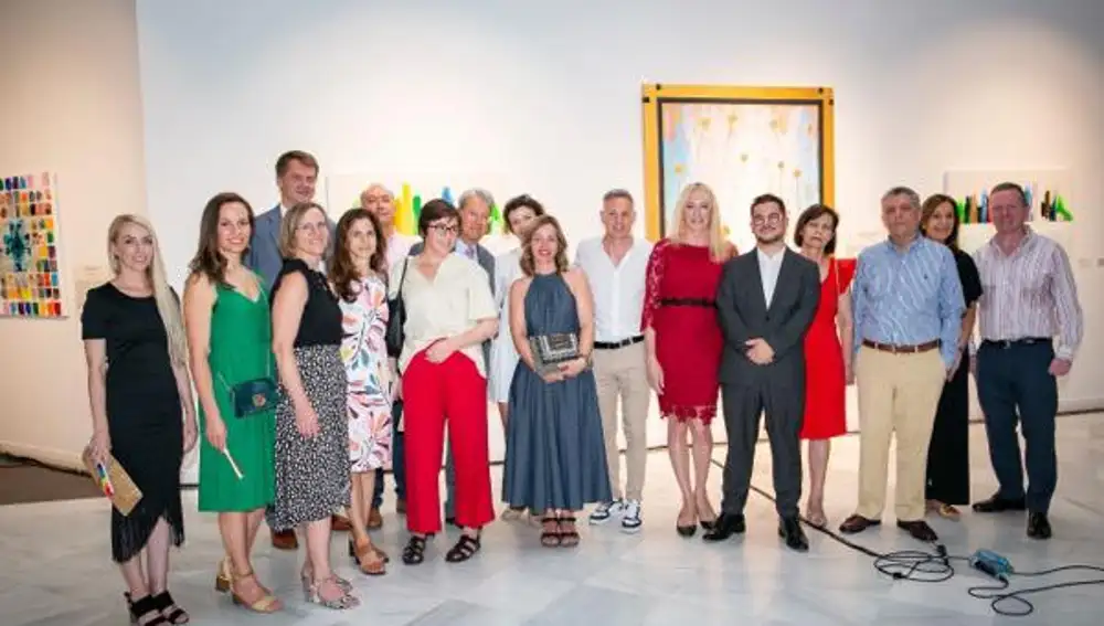 De izquierda a derecha: Markéta Tomaga (esposa del embajador de Slovaquia, Jurag Tomaga, que también asistió al evento, Roberta Azzopardi, esposa del embajador de Malta, Daniel Azzopardi, que también asistió al evento), Sari Rautio, embajadora de Finlandia (su esposo y su hija también asistieron a la inauguración), María Antonia Martín (Toñi) y su esposo Hugh Elliot, embajador del Reino Unido, Carmelo Naranjo (atrás, esposo de la embajadora de Alemania), Sophia McIntyre, embajadora de Australia, Christhian Biever embajador de Luxembourg con su esposa Carole Biever, Andrea Jančárek, esposa del embajador de Chequia, Marcelo De Stefano, Topacio Fresh, curadora de la muestra, Javier Velasco, embajador de Chile, Panagoula Salesiotou y su esposo Ilias Fotopoulos, embajador de Grecia, Cecilia Plorutti, esposa del embajador de Argentina, Ricardo Alfonsín, y Frank Smyth, embajador de Irlanda