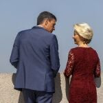 El presidente del Gobierno, Pedro Sánchez, conversa con la presidenta de la Comisión Europea, Ursula von der Leyen