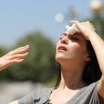 Una joven pasando calor