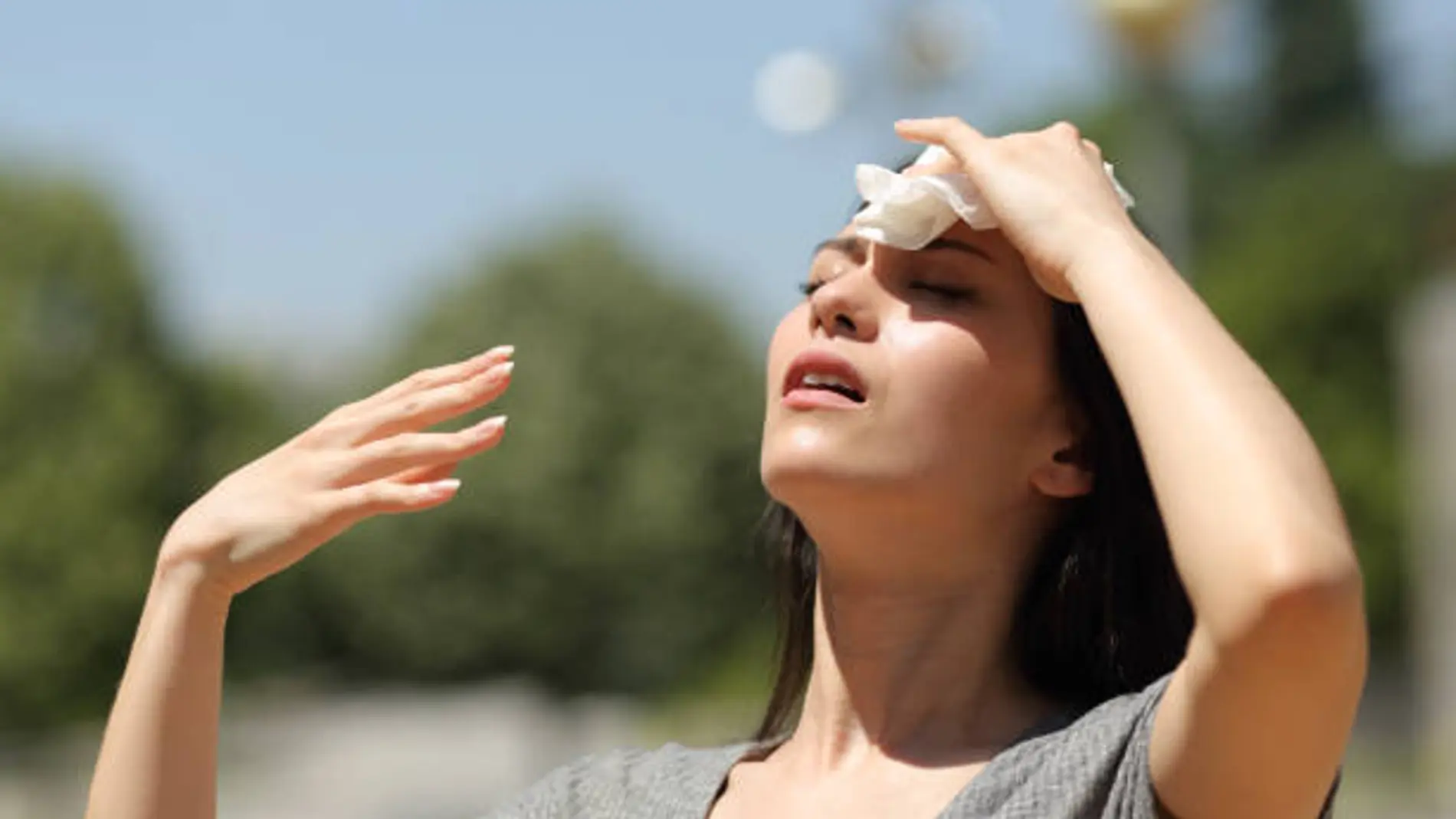 Una joven pasando calor