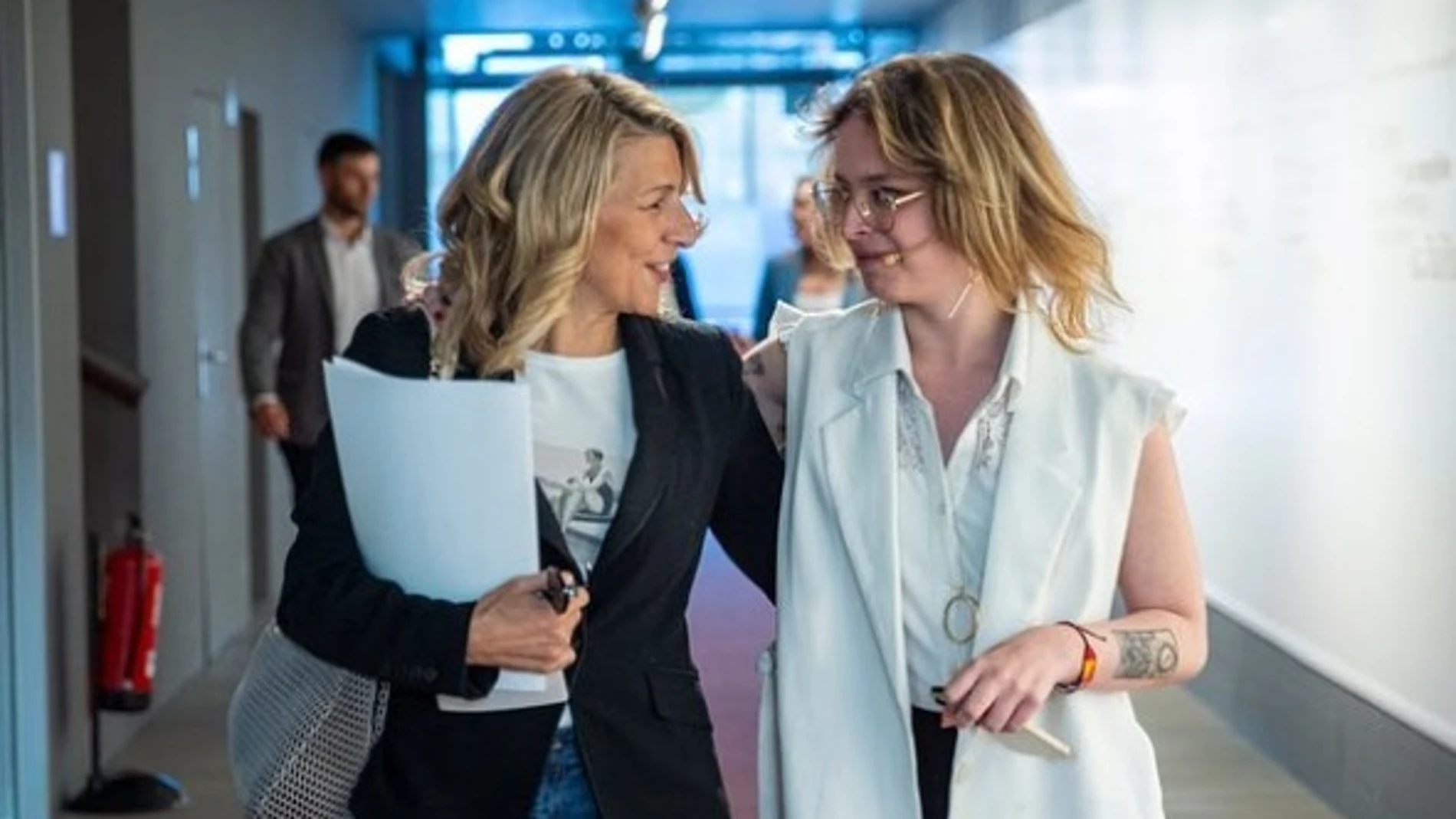 Elizabeth Duval junto a Yolanda Díaz
