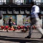 Homenajes a Concha en la puerta de su establecimiento "Vistebien" de Tirso de Molina, donde fue asesinada este lunes