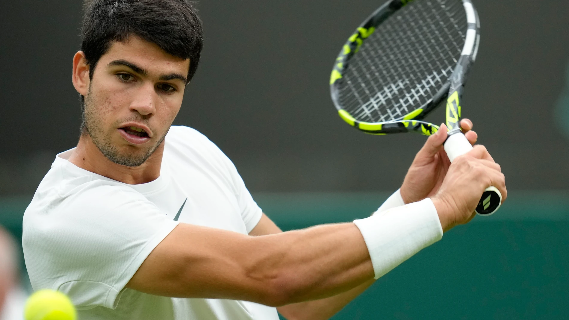 Spain's Carlos Alcaraz returns to Jeremy Chardy of France in a first round men's singles match on day two of the Wimbledon tennis championships in London, Tuesday, July 4, 2023. (AP Photo/Kirsty Wigglesworth)