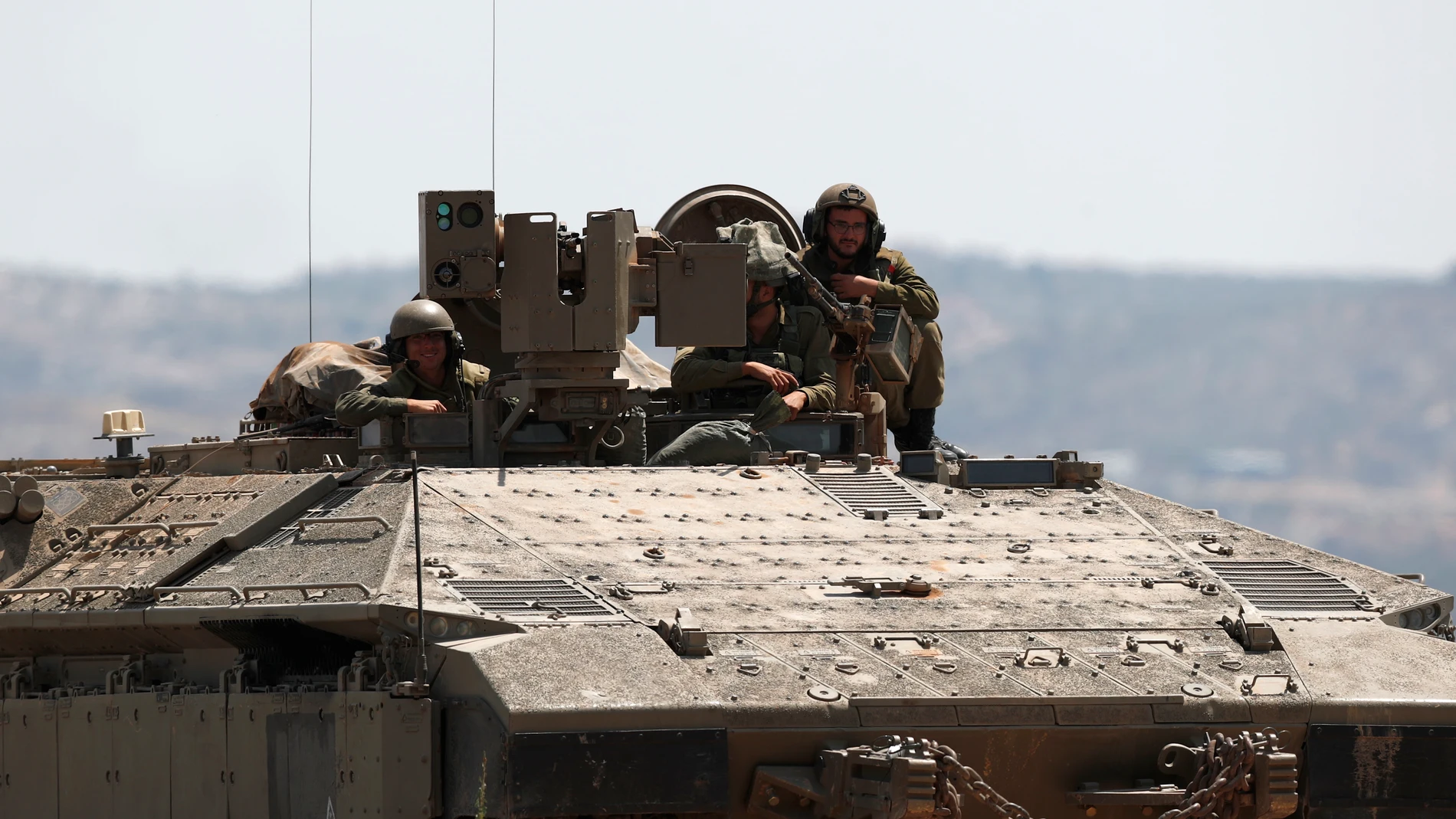 Jennin (-), 04/07/2023.- Israeli soldiers look out atop an armored personnel carriers (APC) crossing the security fence into Israel, near the West Bank city of Jenin, 04 July 2023. The Israeli army stated on 03 July that they launched a large-scale operation in Jenin. According to the Palestinian Health Ministry, at least ten people were killed and dozens of others wounded in the raid, adding that the death toll was likely to rise. EFE/EPA/ATEF SAFADI