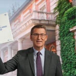 El presidente del PP, Alberto Núñez Feijóo, con el programa electoral para el 23J