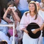 Alba Díaz viendo torear a su padre.