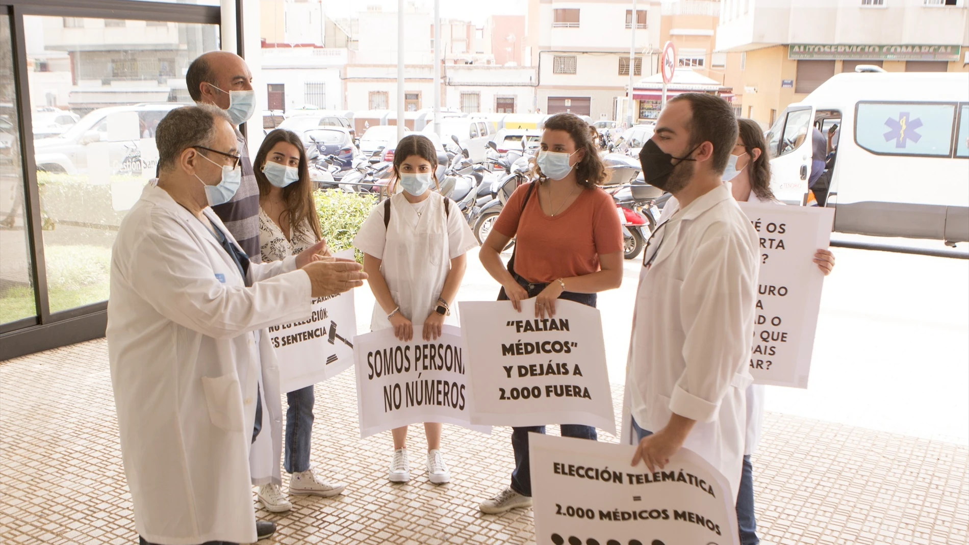 Varias personas participan en la manifestación convocada en el Hospital Comarcal de Melilla por la plataforma FSE Unida como protesta al sistema de adjudicación de plazas para el MIR este año