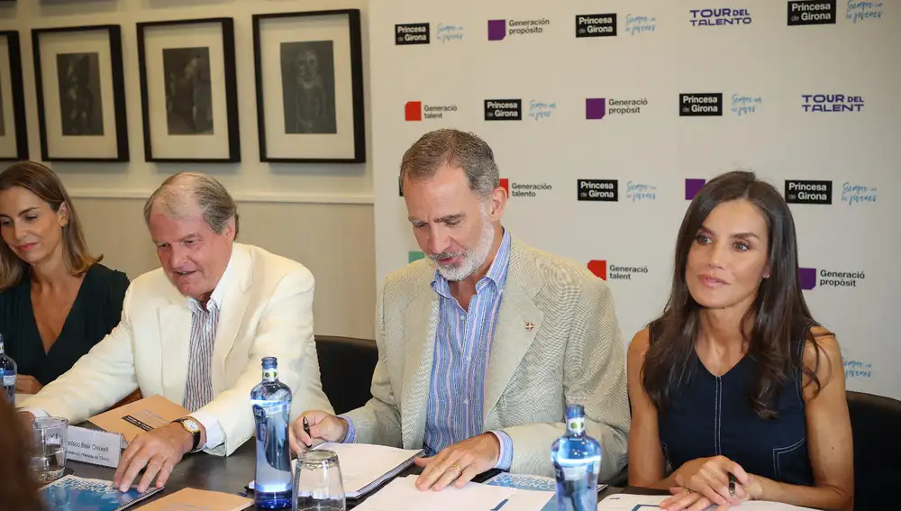 La Reina Letizia en Girona con vestido denim.