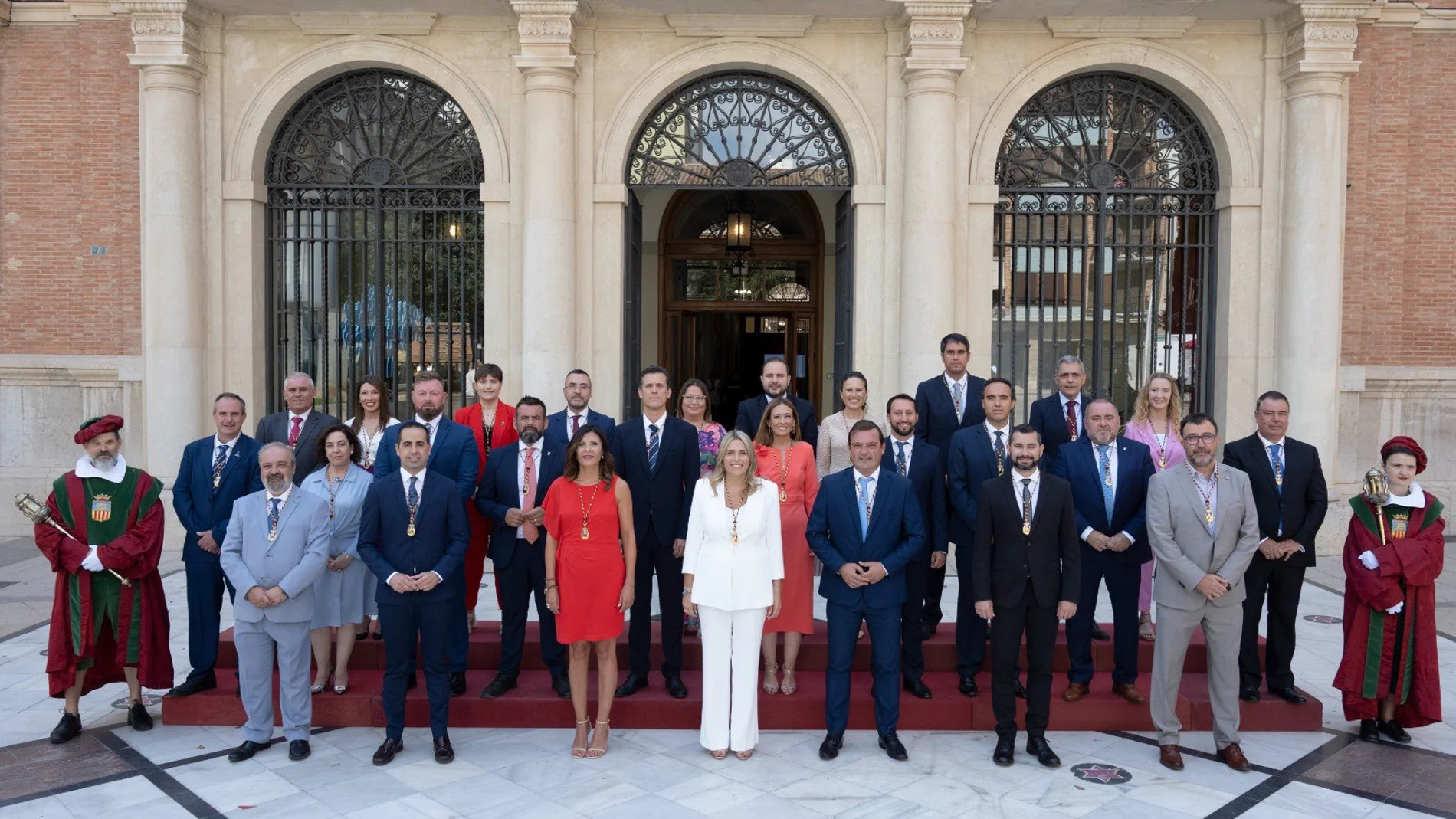 La presidenta de la Diputación de Castellón, Marta Barrachina, vestida de blanco, junto a la corporación