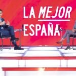 El presidente del Gobierno, Pedro Sánchez (i), y la vicepresidenta primera del Gobierno y ministra de Asuntos Económicos y Transformación Digital, Nadia Calviño (d), participan en la cuarta "sesión de trabajo" celebrada este miércoles en la sede del PSOE, en Madrid. 