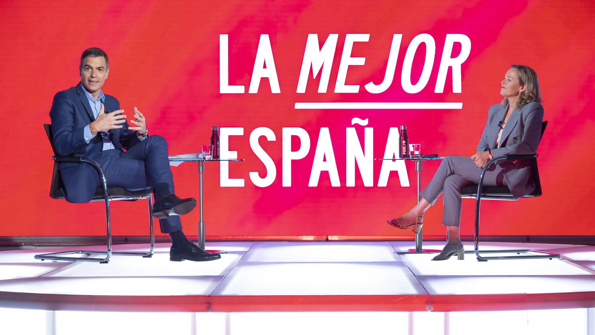 El presidente del Gobierno, Pedro Sánchez (i), y la vicepresidenta primera del Gobierno y ministra de Asuntos Económicos y Transformación Digital, Nadia Calviño (d), participan en la cuarta "sesión de trabajo" celebrada este miércoles en la sede del PSOE, en Madrid.