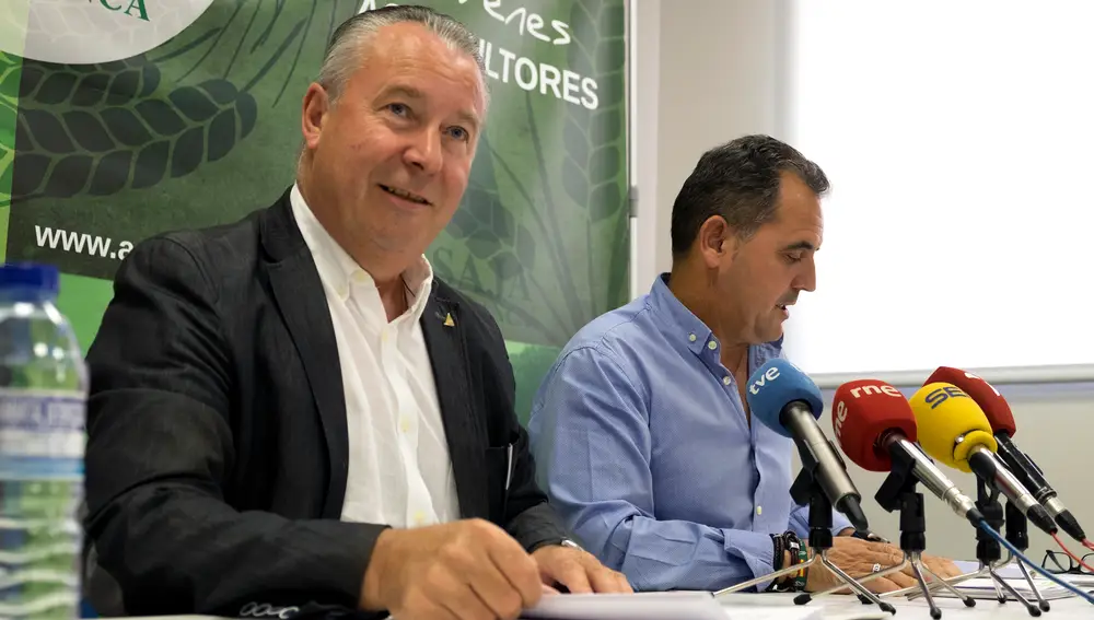 El presidente de Asaja en Castilla y León, Donaciano Dujo, y el presidente de Asaja Salamanca, Juan Luis Delgado, realizan una valoración sobre el inicio de la cosecha y otros asuntos de actualidad agraria