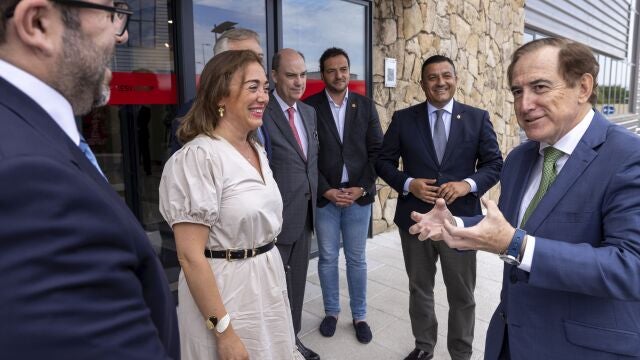 La consejera María González Corral, visita las instalaciones del Centro de Experimentación y Seguridad Vial de Mapfre (CESVIMAP) junto a Sánchez Cabrera y Carlos García, entre otros