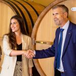 El rector de la UBU, Manuel Pérez Mateos, y la directora general de Bodegas Emilio Moro, Patricia Sánchez Moro, suscriben el acuerdo