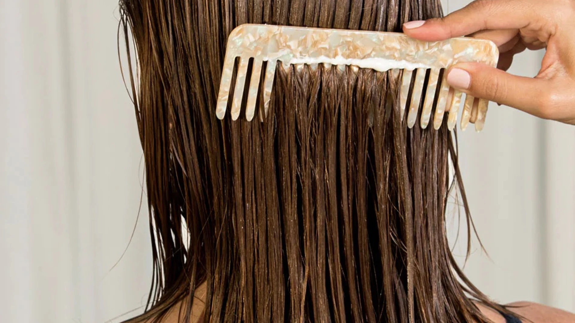 5 mascarillas para mantener el pelo hidratado después de tanta playa y piscina
