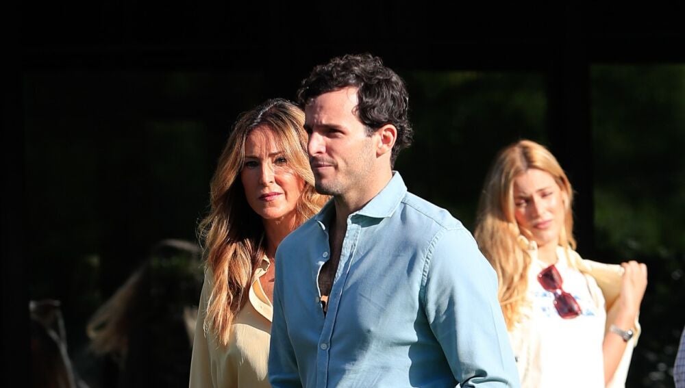 Carolina Molas con dos de sus hijos, Íñigo y Alejandra Onieva