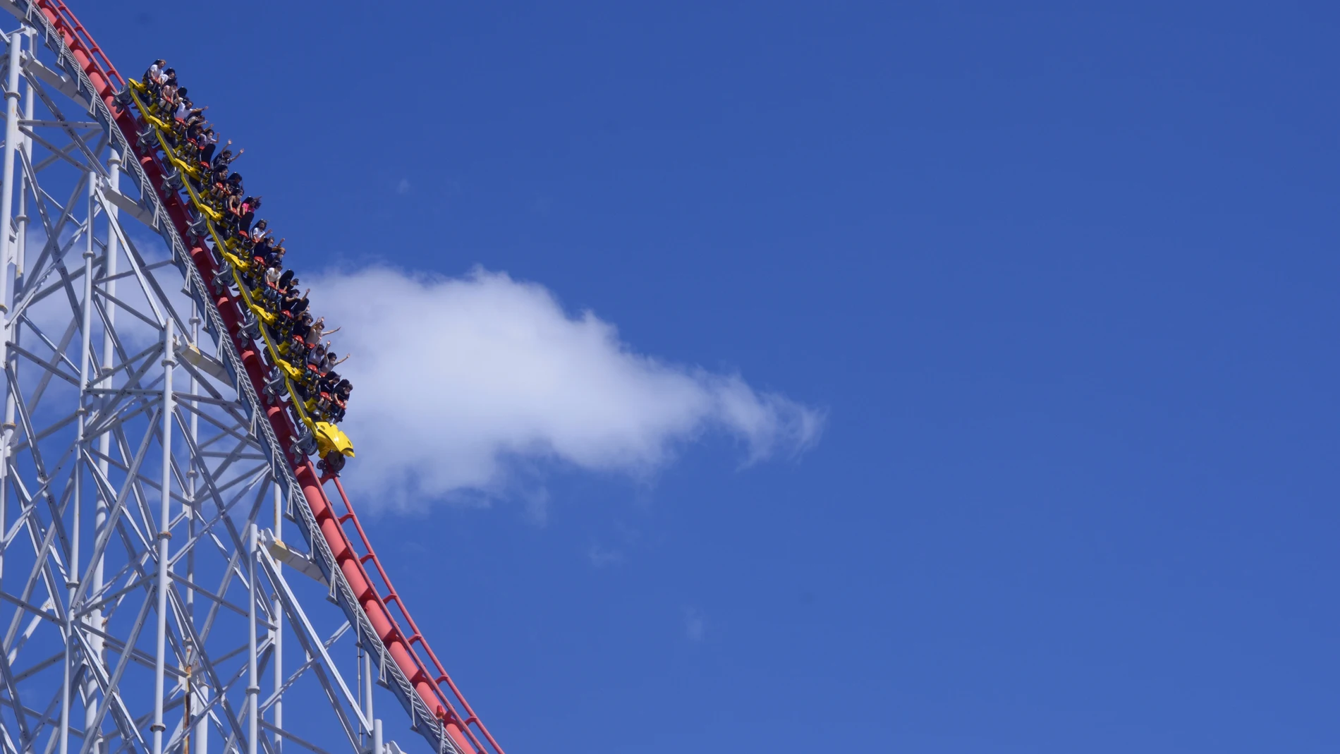 La atracción tiene una caída vertical de 500 metros de altura