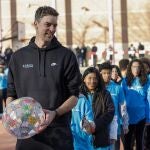  Pau Gasol, uno de los mejores jugadores de la historia del baloncesto español y presidente de la Fundación Gasol, participa en una de las actividades organizadas con motivo de la presentación de los resultados preliminares de la segunda edición del estudio Pasos, en el IES Celestino Mutis de Madrid.