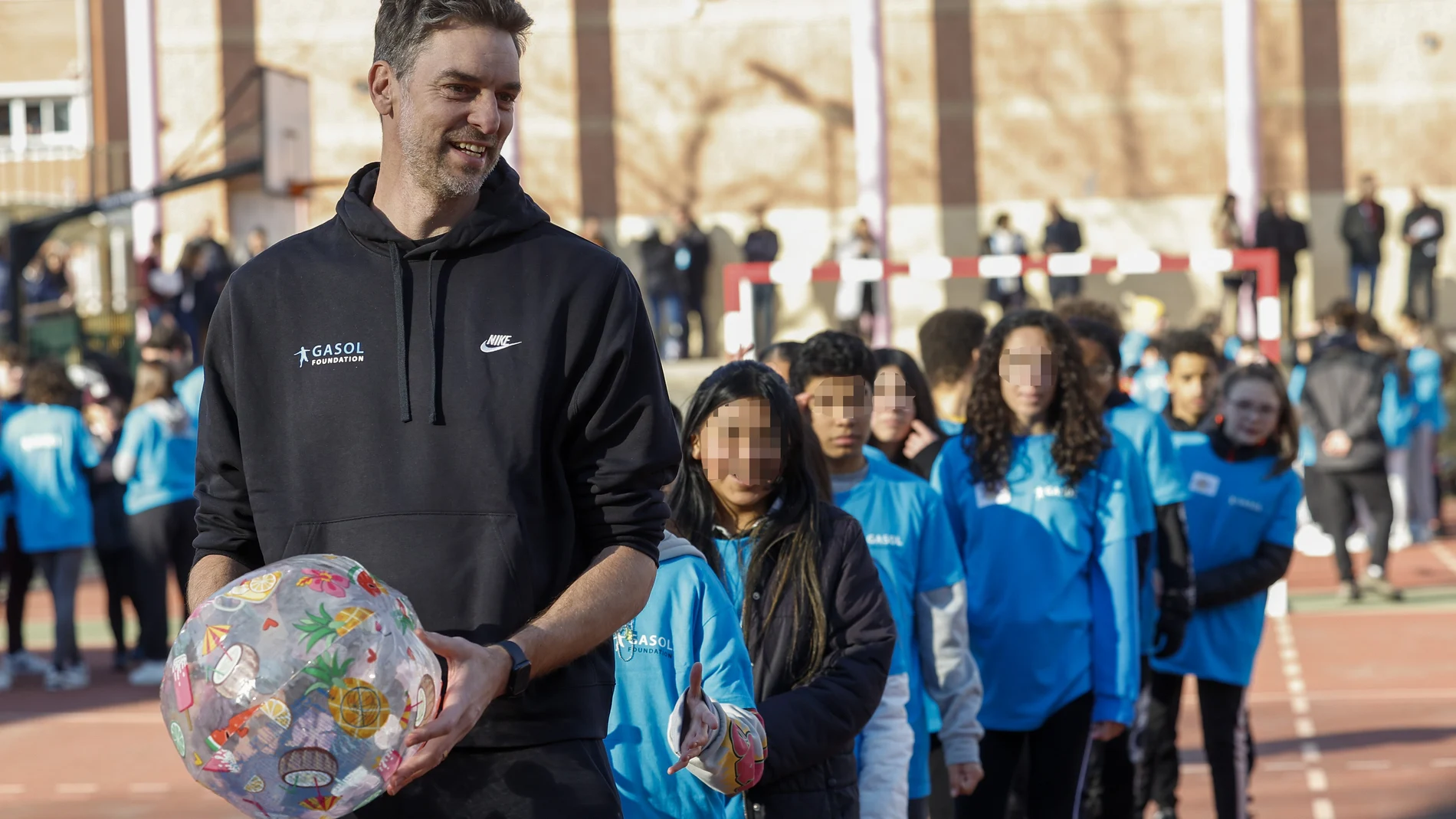 Pau Gasol, uno de los mejores jugadores de la historia del baloncesto español y presidente de la Fundación Gasol, participa en una de las actividades organizadas con motivo de la presentación de los resultados preliminares de la segunda edición del estudio Pasos, en el IES Celestino Mutis de Madrid.