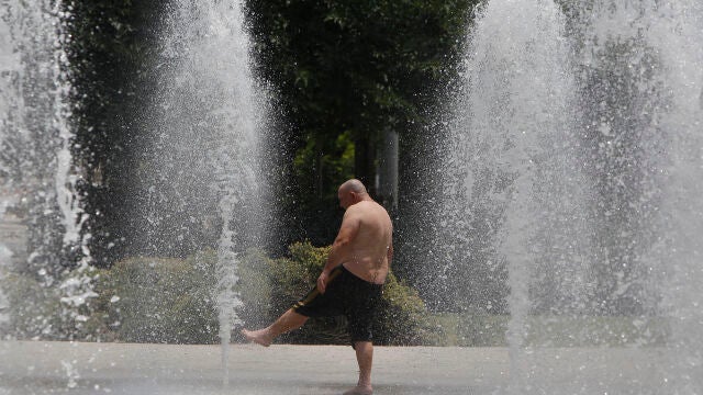 Un hombre se refresca en una fuente este miércoles en Alicante. La segunda ola de calor del verano podrá dejar máximas de hasta 44º y noches muy cálidas