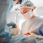 Equipo médico en quirófano
