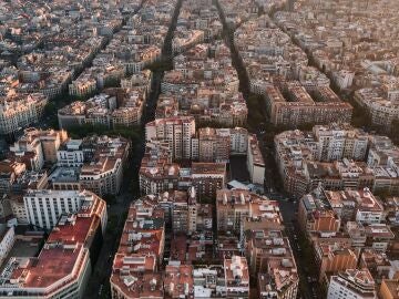 Vista aérea del Eixample de Barcelona con sus edificios emblemáticos