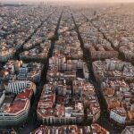 Vista aérea del Eixample de Barcelona con sus edificios emblemáticos