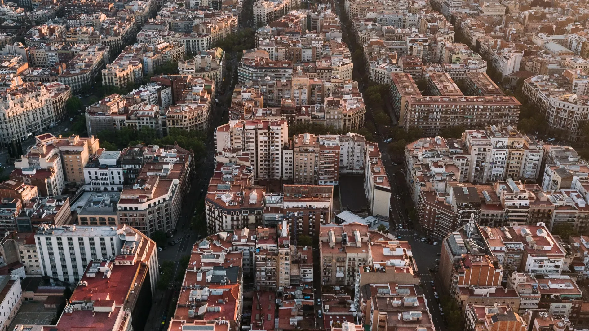 Vista aérea del Eixample de Barcelona con sus edificios emblemáticos