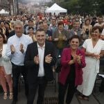 l coordinador general de EH Bildu, Arnaldo Otegi (c), acompañado por la portavoz de Bildu en el Congreso, Mertxe Aizpurua (2-d), y el cabeza al Congreso por Bizkaia, Oskar Matute (c-i), celebran un acto electoral de cara a las elecciones del 23 de julio, este jueves en San Sebastián. EFE/Miguel Toña