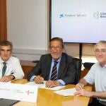 José Mª Campistol, Antonio Vila y Elías Campo en la firma del convenio entre el Hospital Clinic y la Fundación “La Caixa” 