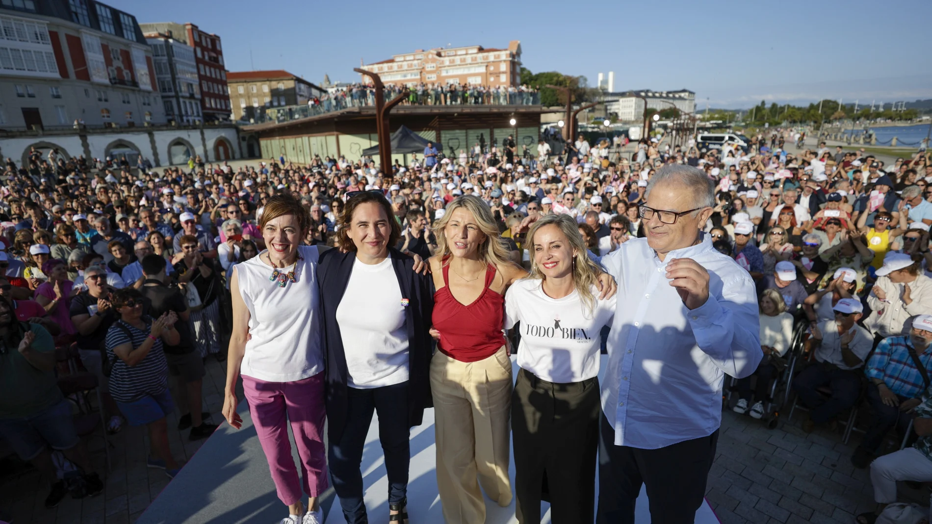 La candidata a la Presidencia del Gobierno por Sumar, Yolanda Díaz (c), acompañada por la exalcaldesa de Barcelona, Ada Colau (2i), Marta Lois (i) y Verónica F. Barbero durante el acto de inicio de campaña celebrado este jueves en A Coruña.