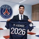 Marco Asensio posa con la camiseta de su nuevo equipo