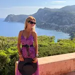 Amelia Bono con vestido satinado.