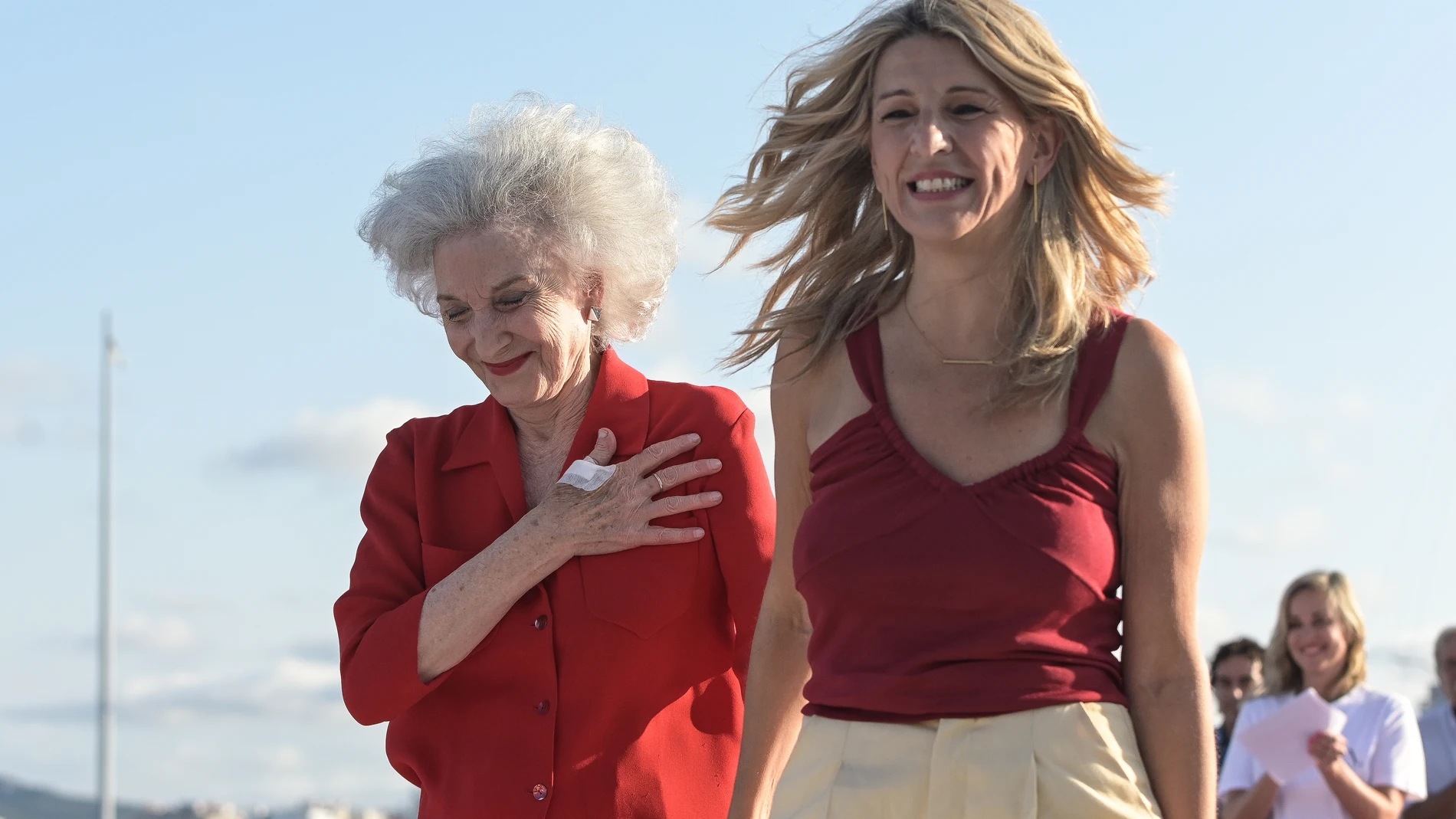 La vicepresidenta segunda, ministra de Trabajo y Economía Social y líder de Sumar, Yolanda Díaz (d), y la actriz Marisa Paredes (i), durante el acto de inicio de campaña de Sumar para las elecciones del 23J, a 6 de julio de 2023, en A Coruña, Galicia (España). El mitin sirve para dar el pistoletazo de salida de la campaña electoral, que arranca de manera oficial la madrugada de mañana, viernes 7 de julio, para las elecciones generales del próximo 23 de julio. 06 JULIO 2023 M. Dylan / Europa...