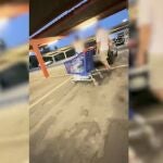 Imagen difundida por la Policía Nacional del momento de la detención del prófugo francés en San Juan de Aznalfarache (Sevilla).