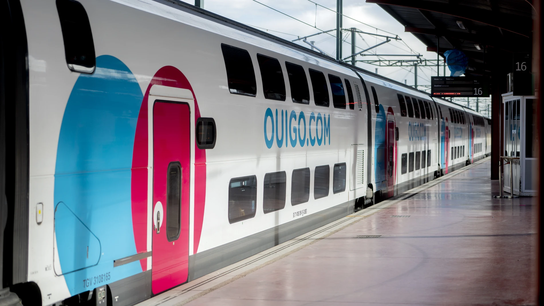 Tren de Ouigo en una estación