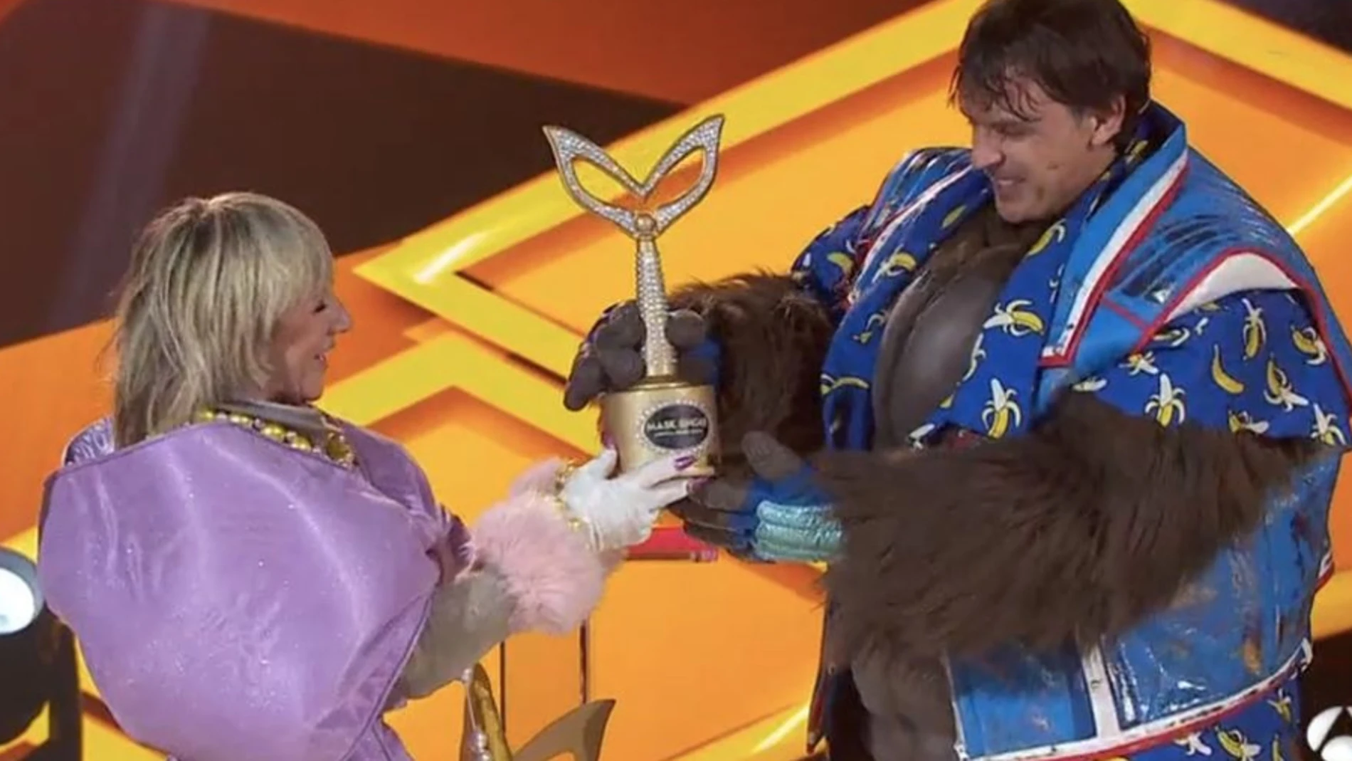 Ana Torroja y Fernando Morientes compartiendo el premio de 'Mask Singer 3'