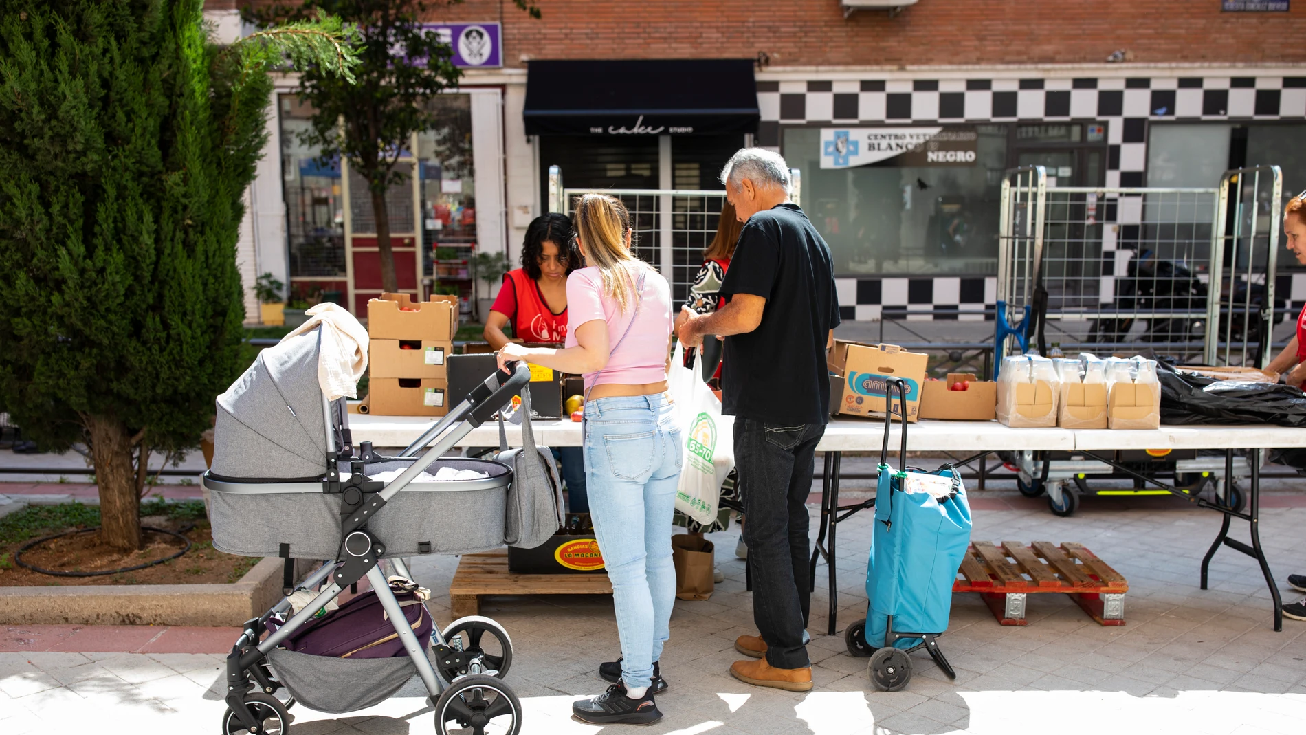 Reparto de alimentos de la Fundación Madrina. Colas del hambre.