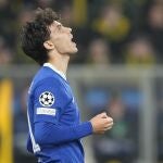 Joao Félix, se lamenta con la camiseta del Chelsea