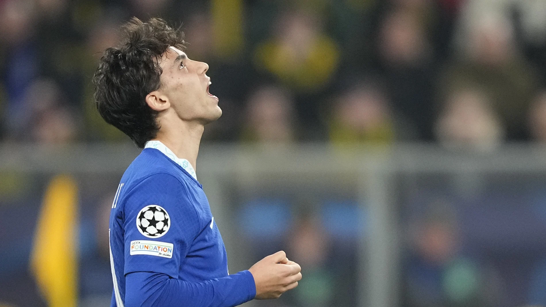 Joao Félix, se lamenta con la camiseta del Chelsea