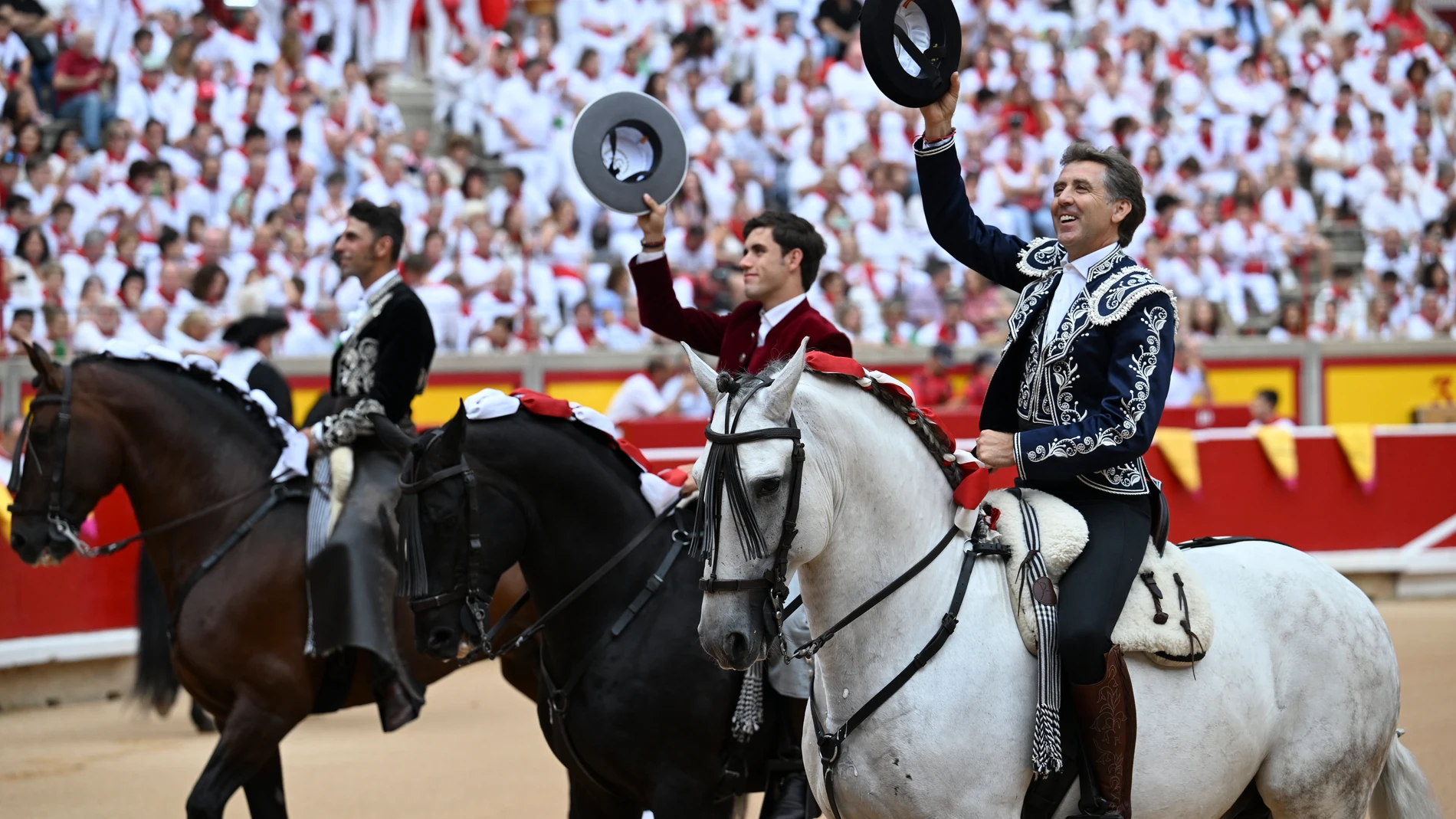 PAMPLONA, 06/07/2023.- Los rejoneadores Pablo Hermoso de Mendoza (d), Guillermo Hermoso de Mendoza (c) y Roberto Armendáriz, al comienzo del segundo festejo de la Feria del Toro con motivo de los Sanfermines 2013. EFE/ Eloy Alonso
