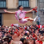 Asistentes celebran en la Plaza Consistorial de Pamplona antes del chupinazo anunciador de los Sanfermines 2023,